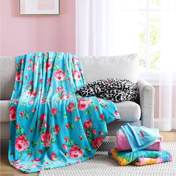 Betsey Johnson Other - ✨NWT✨ Betsey Johnson ❗️SALE❗️Floral Rose Oversized Plush Throw Blanket